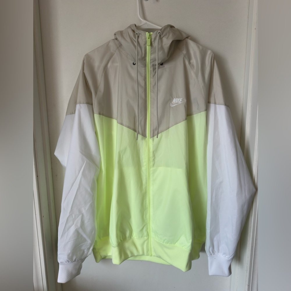 Nike men’s wind runner, new without tags.